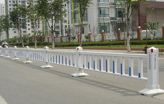 道路<a href=http://blazbluz.com target=_blank class=infotextkey>圍欄</a>